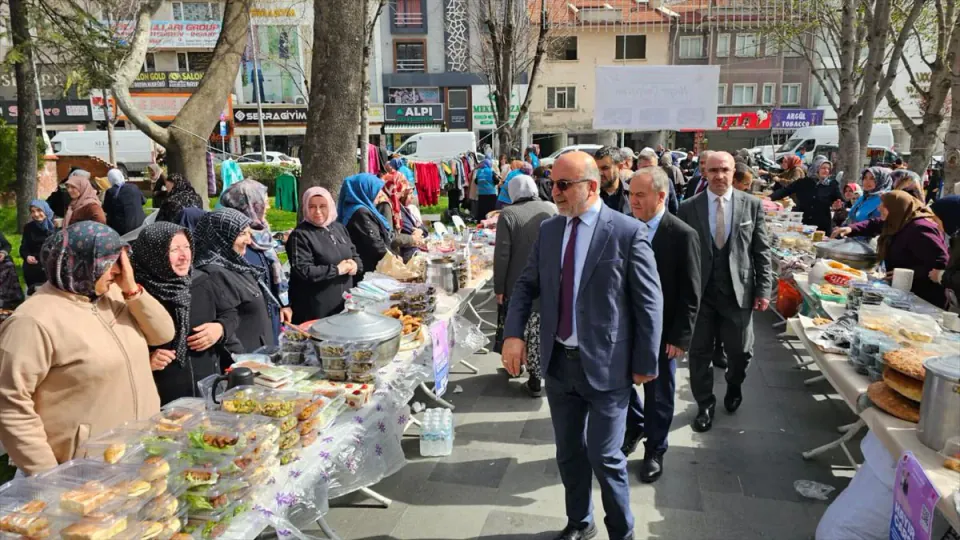 Afyonkarahisar'da Kız Öğrenciler İçin Anlamlı Seferberlik: Hayır Çarşısı Kuruldu görseli