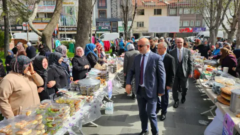 Afyonkarahisar'da Kız Öğrenciler İçin Anlamlı Seferberlik: Hayır Çarşısı Kuruldu