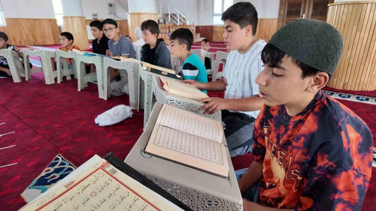Erciş'te Yaz Kur'an Kursları Başladı: Çocuklar Camilere Akın Ediyor Erciş'te Yaz Kur'an Kursları Başladı: Çocuklar Camilere Akın Ediyor