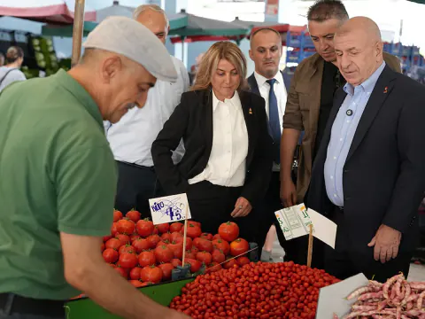 Ümit Özdağ pazar yerinde: 'Atatürk'te birleşelim' dedi, emekli kadın 'Kurtar bizi' diye yakardı