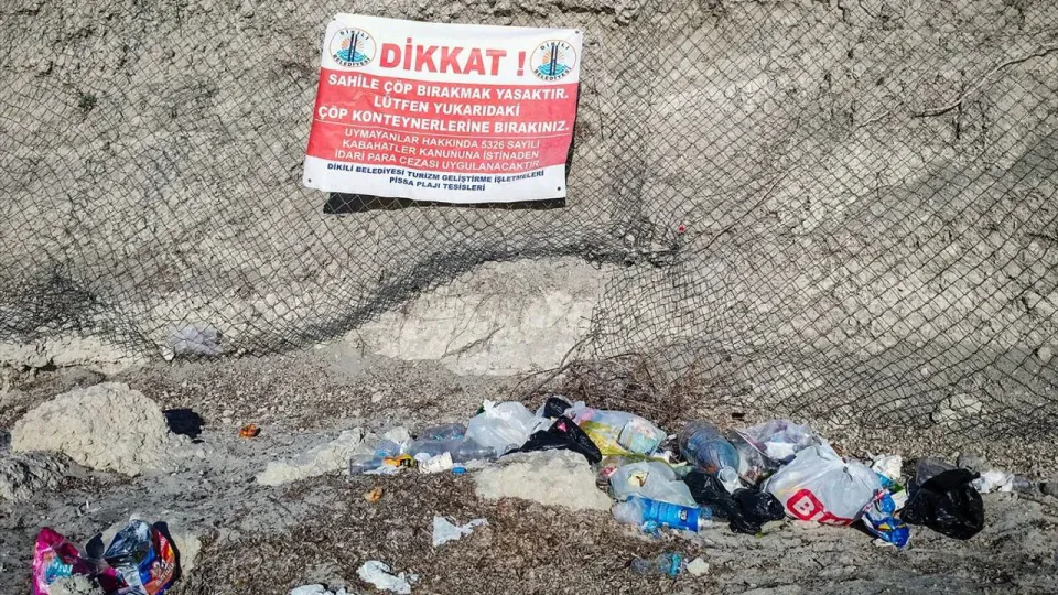 Dikili Pissa Koyu'nda çöp faciası: Cennet koy çöplüğe döndü görseli