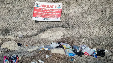 Dikili Pissa Koyu'nda çöp faciası: Cennet koy çöplüğe döndü