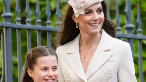 Kensington Sarayı'ndan Kate Middleton'ın Altın Günü: Prenses Charlotte'a Gizli Hommage Taşıyan 2.200 Poundluk Elmas Kolye