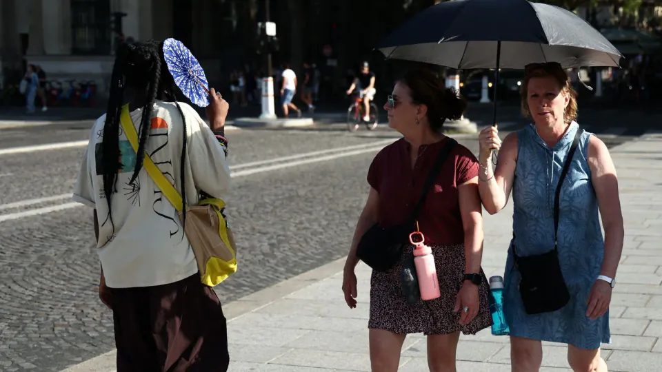 Fransa'da Aşırı Sıcak Alarmı: Paris Parkları Gece Boyunca Açık Kalacak görseli