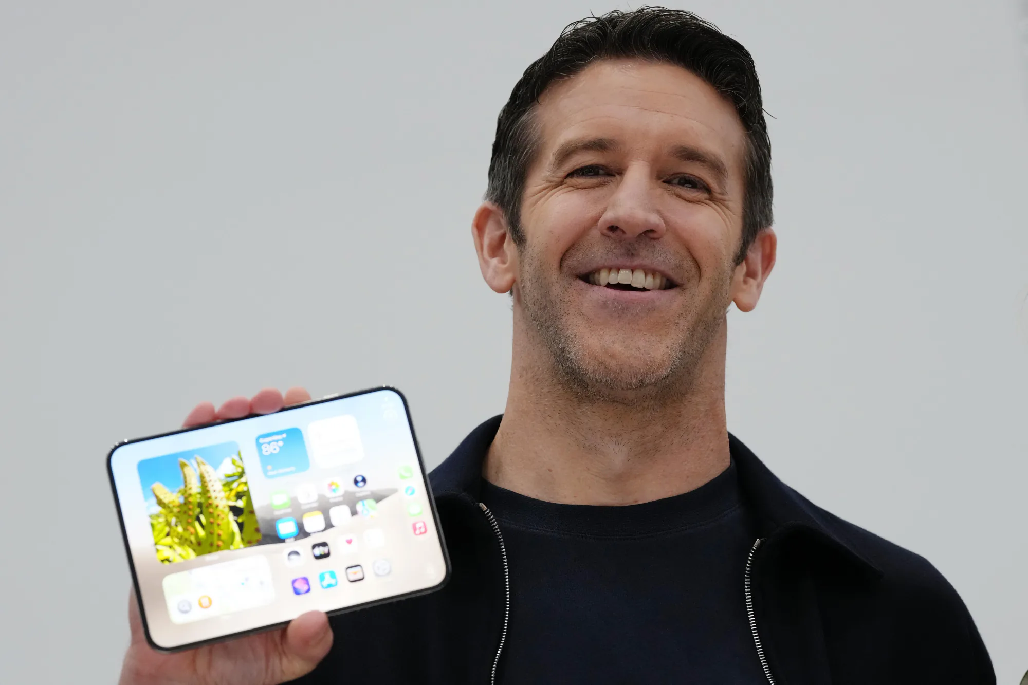 Apple Yetkilileri Katlanabilir iPhone Sızıntılarını ve Kopyalama İddialarını Açıkladı Apple Yetkilileri Katlanabilir iPhone Sızıntılarını ve Kopyalama İddialarını Açıkladı