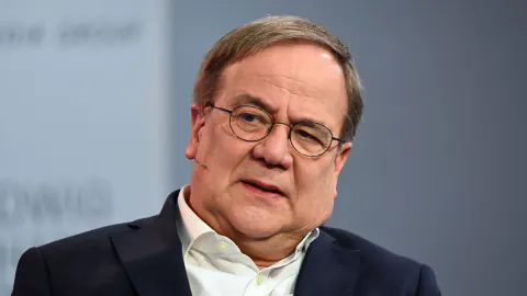 Almanya'da Taşıyıcı Annelik Krizi: Jens Spahn'ın İstifası ve Hukuk Savaşı