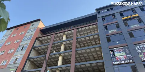 Yüksekova'da Korkutan Anlar: Binanın 7. Katındaki İntihar Girişimi Önlendi